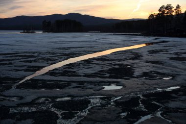 Akşamları erime kıyıları ile bir göl bahar manzara