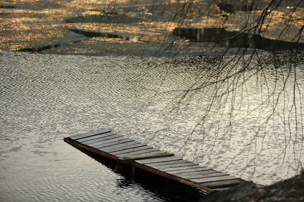 Muelle Que Sale Del Lago Con Hielo Derretido —  Fotos de Stock