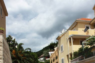 Petrovac, Karadağ, Haziran 2015. Denizin yakınındaki köyün üzerinde fırtınam gökyüzü.