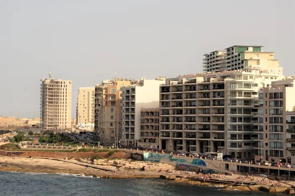 Слима Мальта Июль 2014 Года Современные Здания Набережной Пляж Люди — стоковое фото