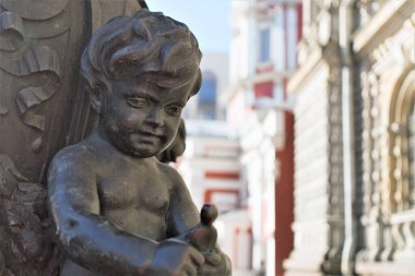 St. Petersburg, Rusya, Nisan 2019. Sokak lambasının dekorunun bir parçası. Çocuk, yontulmuş figür. 