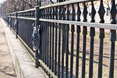 St. Petersburg, Rusya, Nisan 2019. Mikhailovsky Kalesi'nin parkın çit perspektif görünümü.