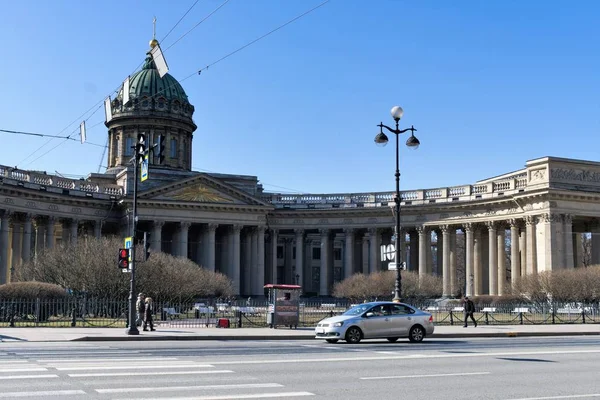 St. Petersburg, Rusya, Nisan 2019. Mikhailovsky Kalesi'nin garaj yolunun kenarından görünümü.