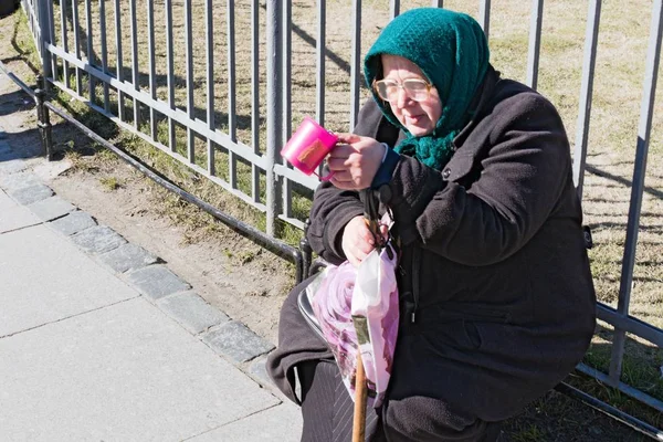 St. Petersburg, Rusya, Nisan 2019. Yaşlı bir kadın şehir merkezinde sadaka ister..