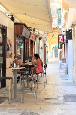 Valletta, Malta, Temmuz 2016. Şehir merkezinde küçük bir kafede sevgi dolu bir çift.
