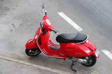 Sliema, Malta, Temmuz 2014. Bir şehir caddesinde vintage tarzı güzel kırmızı scooter.