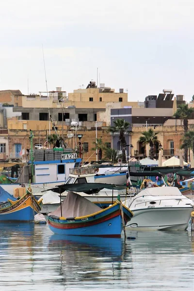 Marsaxlokk Malta Agosto 2015 Barcos Pesca Cobertos Pela Noite Beira — Fotografia de Stock