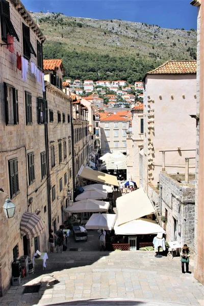 Dubrownik Chorwacja 2015 Czerwca Wąska Ulica Starego Miasta Tętniący Życiem — Zdjęcie stockowe