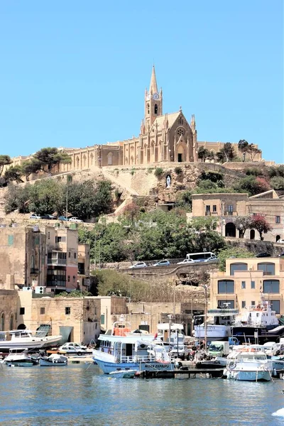 Gozo Málta Július 2016 Kilátás Kikötőre Katolikus Templomra Hegyen — Stock Fotó