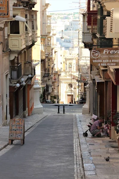 Valeta Malta Agosto 2016 Una Típica Calle Sombreada Capital Las —  Fotos de Stock