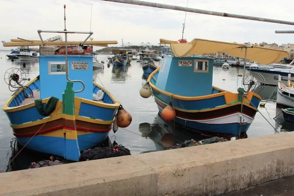 Marsaxlokk Malta Julho 2014 Barcos Multicoloridos Longo Aterro Perto — Fotografia de Stock