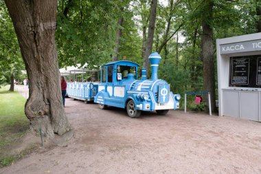 Petergof, Rusya, Temmuz 2019. Saray parkında turistlere binmek için oyuncak tren.
