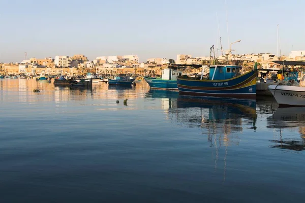 Marsaxlokk Malta 2019 Sierpnia Łodzie Rybackie Molo Wschodzie Słońca — Zdjęcie stockowe