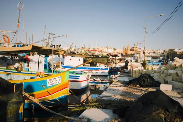 Marsaxlokk Malta 2019 Sierpnia Wiele Statków Molo Wczesnym Rankiem — Zdjęcie stockowe