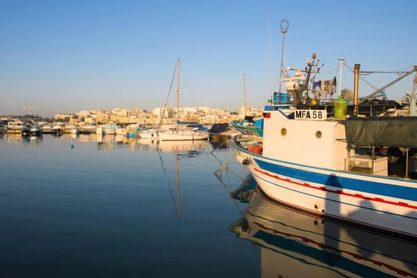 Marsaxlokk Malta Agosto 2019 Barco Pesca Grande Contexto Cidade — Fotografia de Stock