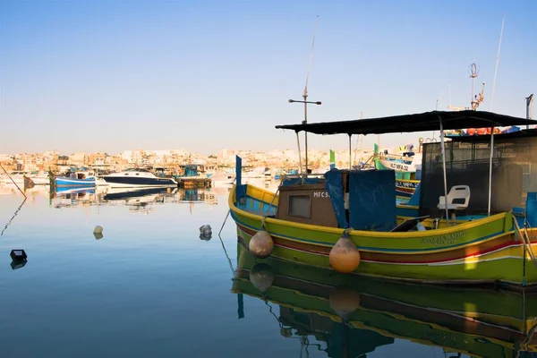 Marsaxlokk Malta Agosto 2019 Barco Pesca Fundo Cidade Nascer Sol — Fotografia de Stock