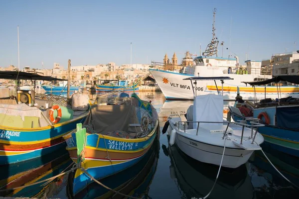 Marsaxlokk Malta Agosto 2019 Barcos Coloridos Estilo Antigo Navios Modernos — Fotografia de Stock