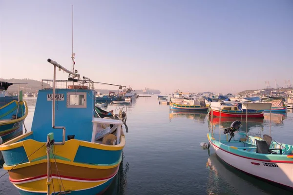 Marsaxlokk Malta 2019 Sierpnia Świt Nad Zatoką Maltańskimi Łodziami — Zdjęcie stockowe