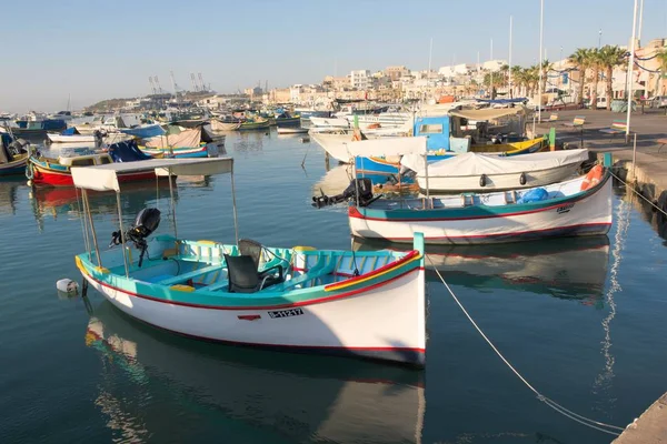 Marsaxlokk Malta Agosto 2019 Pequenos Barcos Pesca Malteses Cais Contra — Fotografia de Stock