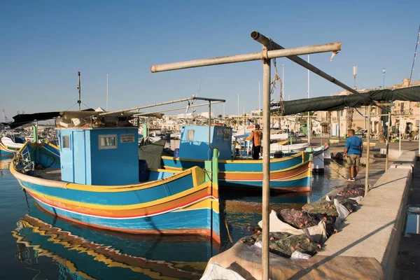 Marsaxlokk Malta Agosto 2019 Pescatori Preparano Andare Mare Mattina Presto — Foto Stock