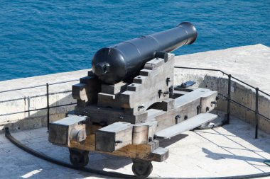 Valletta, Malta, Ağustos 2019. Şehrin duvarındaki ahşap bir arabada eski bir top..