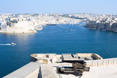 Valletta, Malta, Ağustos 2019. Limanın diğer tarafındaki surlardan şehirlerin görüntüsü..