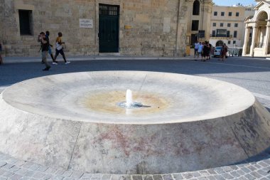 Valletta, Malta, Ağustos 2019. Şehir merkezinde küçük bir çeşme kasesi..