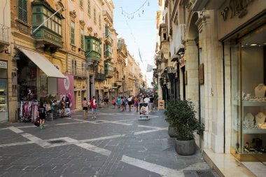 Valletta, Malta, Ağustos 2019. Sıcak bir yaz gününde adanın başkentinin merkezi sokak.