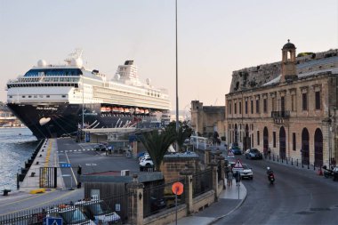 Floriana, Malta, Ağustos 2019. Büyük yolcu uçağı iskeleye demirlemiş..