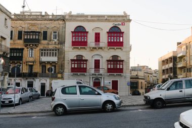 Valletta, Malta, Ağustos 2019. Şehir caddesi ve balkonlu Malta evleri.