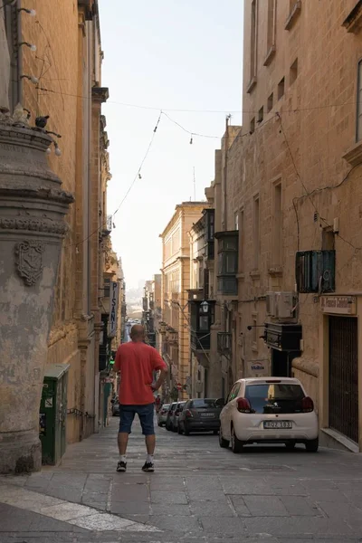 Валлетта Мальта 2019 Серпня Чоловік Червоній Футболці Посеред Старої Мальтійської — стокове фото