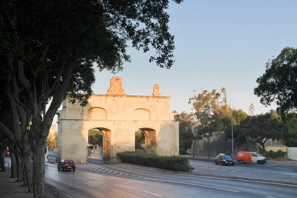 Floriana, Malta, Ağustos 2019. Sabahın erken saatlerinde Triumphal Gate.