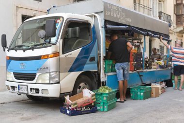 Floriana, Malta, Ağustos 2019. Şehrin sokaklarından birinde bir meyve dükkanı var..