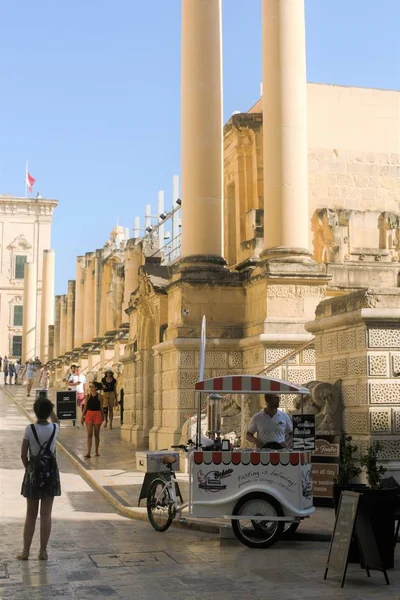 Валлетта Мальта Серпень 2019 Року Торгівля Морозивом Руїнах Старого Драматичного — стокове фото