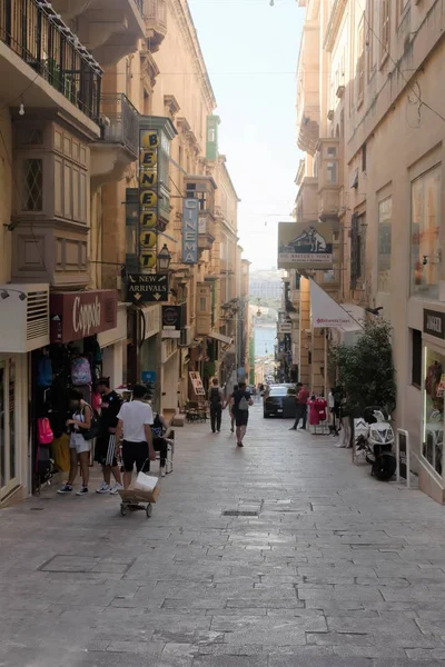 Валлетта Мальта Серпень 2019 Року Вузька Стара Вулиця Видом Море — стокове фото