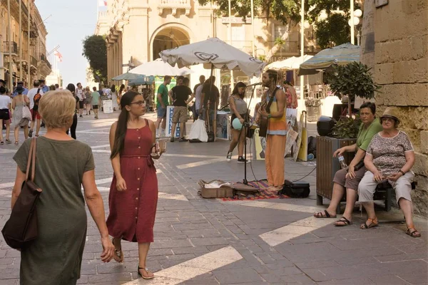 Valeta Malta Agosto 2019 Gente Escucha Músico Callejero Plaza —  Fotos de Stock