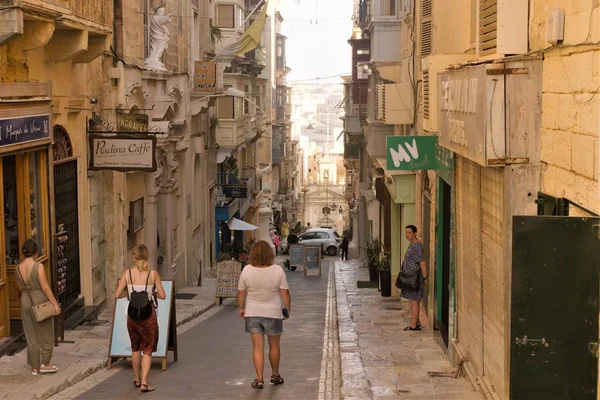 Valletta, Malta, Ağustos 2019. Adanın en eski alışveriş caddelerinden biri..