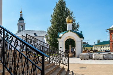Rusya, Uglich, Temmuz 2020. Epiphany Manastırı 'nın avlusunun manzarası.