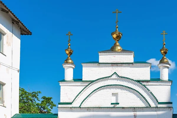 俄罗斯 Uglich 2020年7月 东正教修道院大门上方有圆顶的上层建筑 — 图库照片