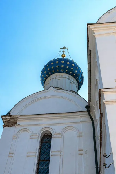 俄罗斯 Uglich 2020年7月 在蓝天下有一个十字架的东正教大教堂的圆顶 — 图库照片
