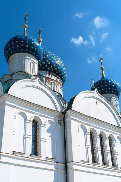 俄罗斯 Uglich 2020年7月 旧东正教大教堂石灰的垂直视图 — 图库照片