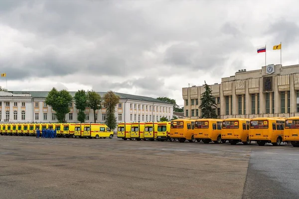 Rusya, Yaroslavl, Temmuz 2020. Belediye binasının arka planında ambulanslar var. COVID-19 bağlamında