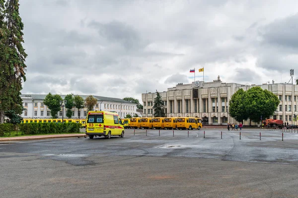Rusya, Yaroslavl, Temmuz 2020. COVID-19 ile mücadeleyi güçlendirmek için yeni tıbbi müdahale araçları ve otobüsleri geldi..