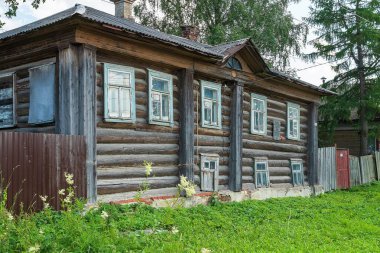 Rusya, Uglich, Temmuz 2020. 19. yüzyılda yapılmış eski bir Rus ahşap evi..