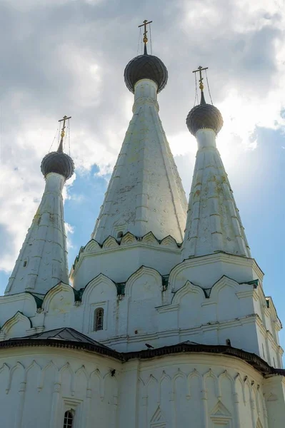 Rusya, Uglich, Temmuz 2020. Orijinal üç başlı Ortodoks kilisesi, halk arasında fevkalade olarak bilinir..