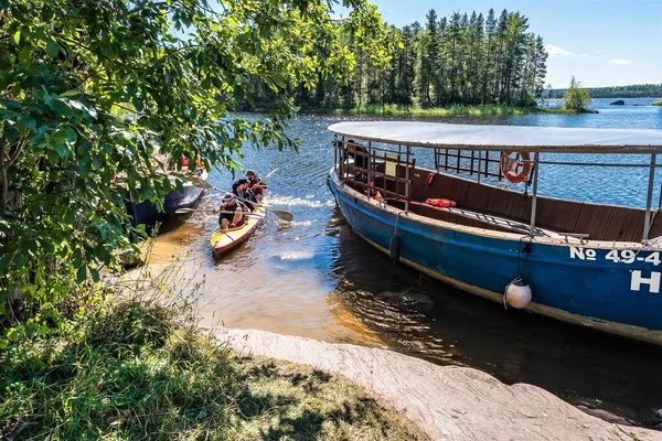 Rusya, Ladoga Gölü, Ağustos 2020. Göldeki küçük bir körfezde turist teknesi..