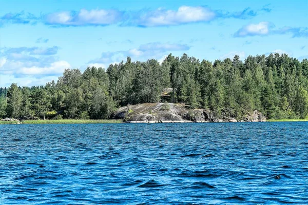 Russland Ladogasee August 2020 Ein Riesiger Granitfelsen Ufer Zwischen Grünen — Stockfoto