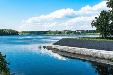 Rusya, Uglich, Temmuz 2020. Nehir manzarası geniş bir akarsu, kıyılar ve setler..