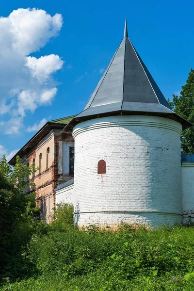 Rusya, Uglich, Temmuz 2020. Eski bir Ortodoks manastırının duvarındaki gözetleme kulesi.
