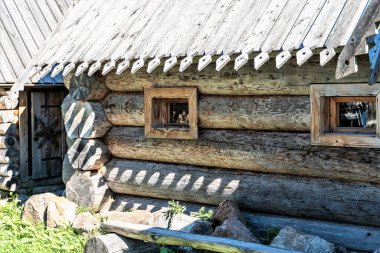 Ahşap çatılı büyük odunlardan yapılmış eski bir kulübenin parçası..